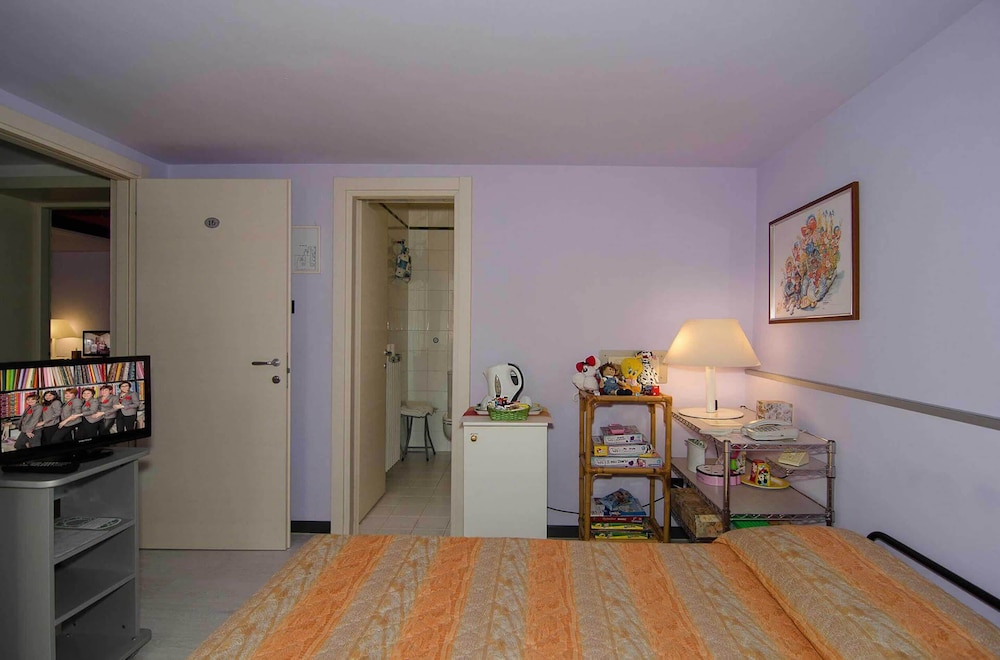 Family Room, 2 Bedrooms - Photo 8