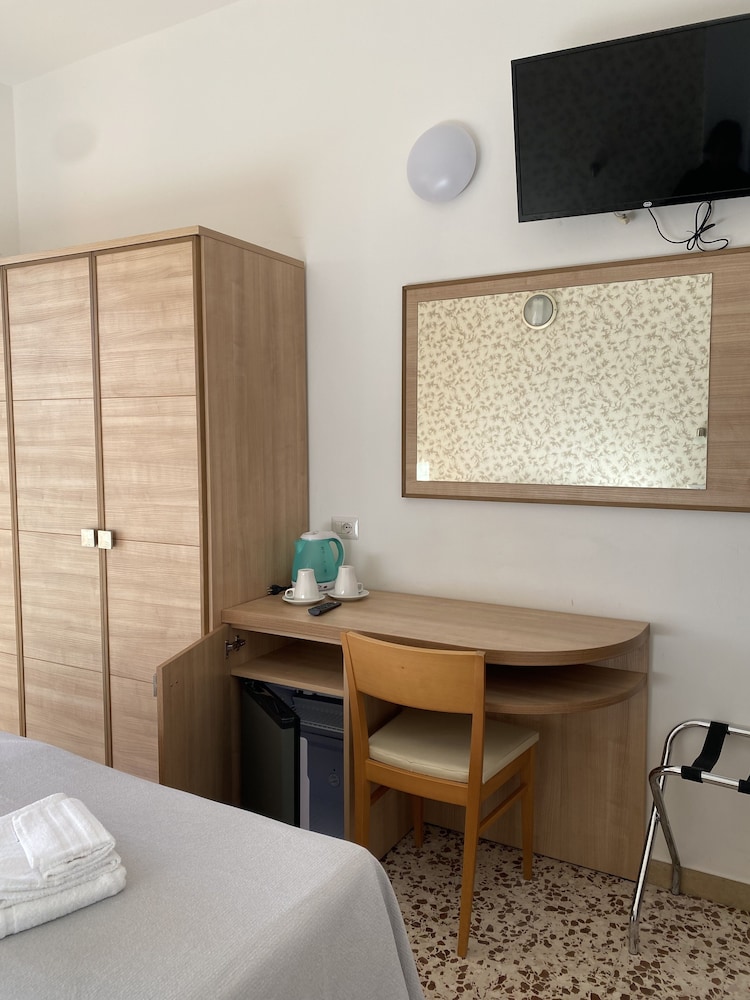 Deluxe Double or Twin Room, Air conditioning, Partial Sea View photo 2