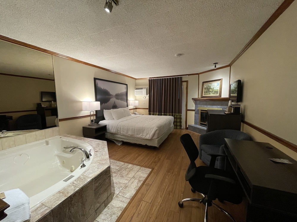 Suite, 1 King Bed, Non Smoking - Photo 3