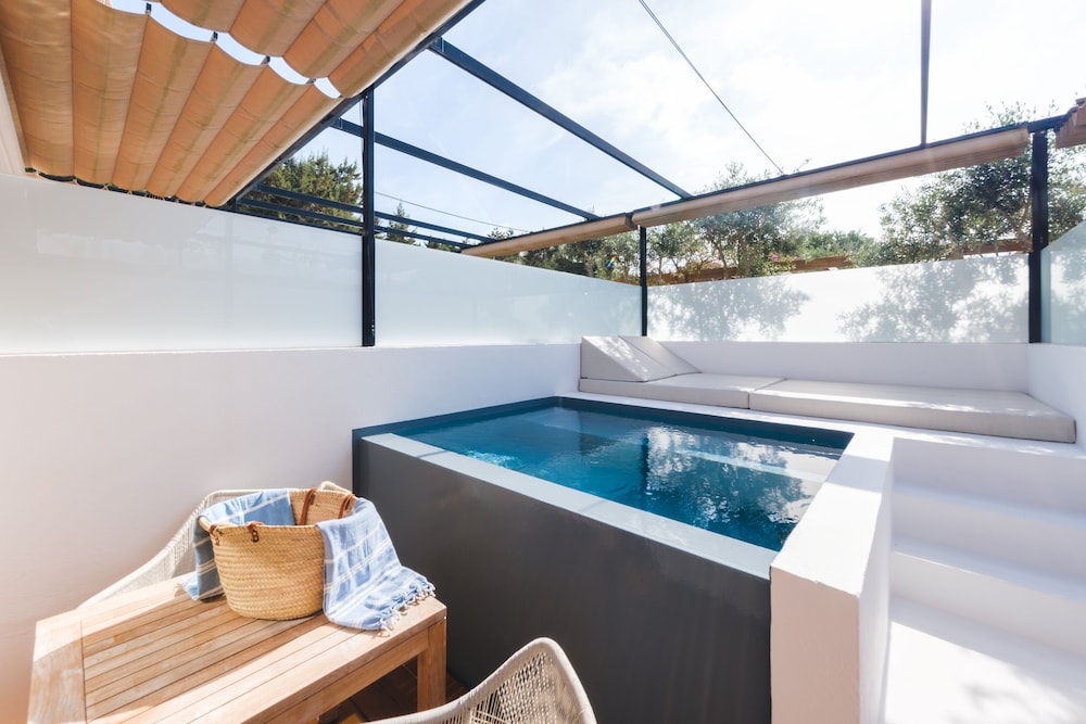 Deluxe Double Room, Private Pool - Photo 16