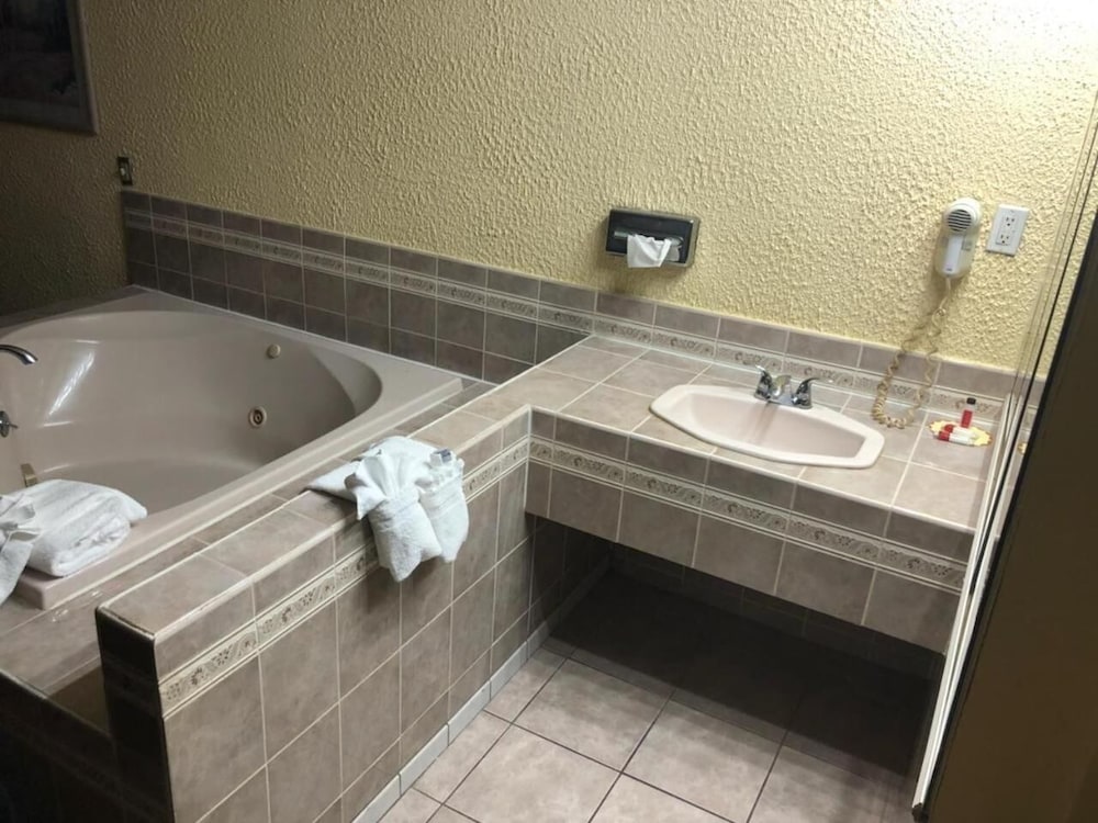 Hot Tub, King Room - Smoking photo 2