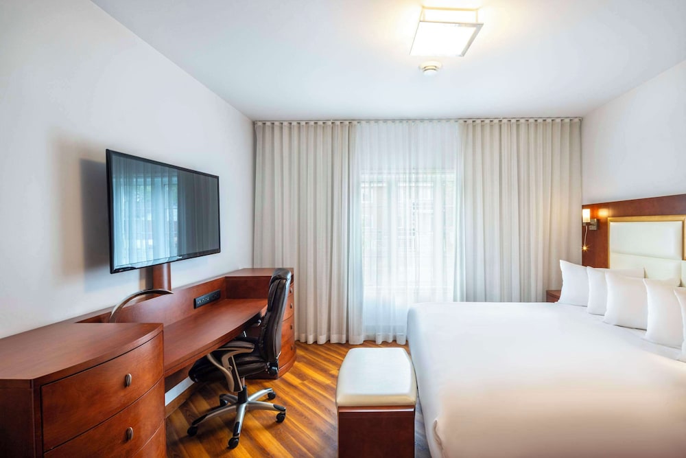 Deluxe Suite (family room)