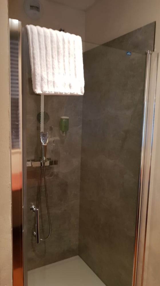 Comfort Suite, Jetted Tub - Photo 2