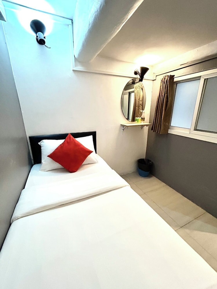 Basic Single Room with Shared Bathroom thumbnail 5