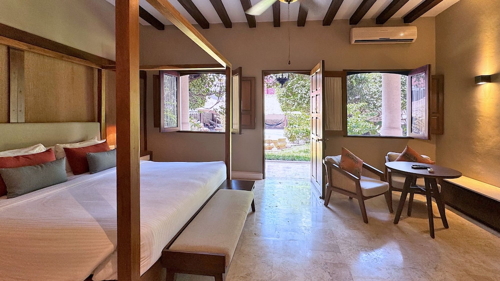 Luxury Room, Pool View - Photo 3