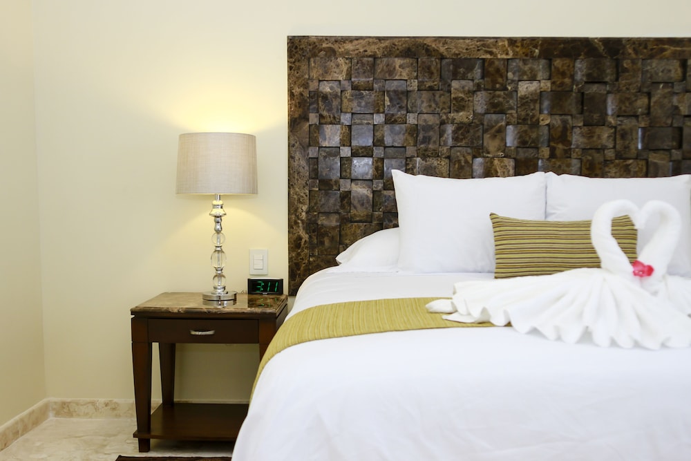 Deluxe Suite, 1 King Bed with Sofa bed, Partial Sea View