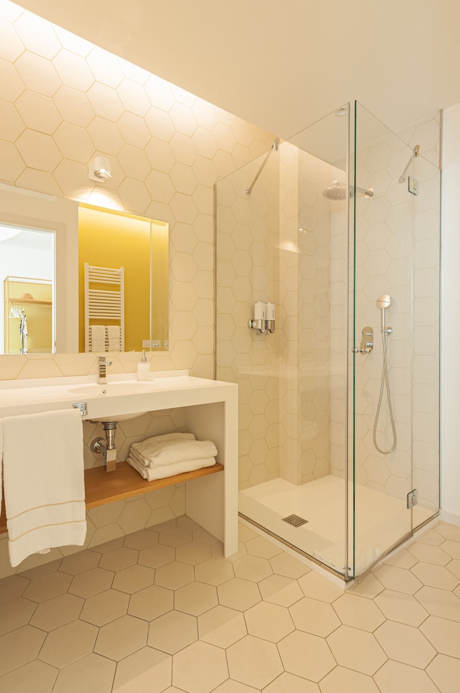 Deluxe Double or Twin Room, Partial Sea View photo 3