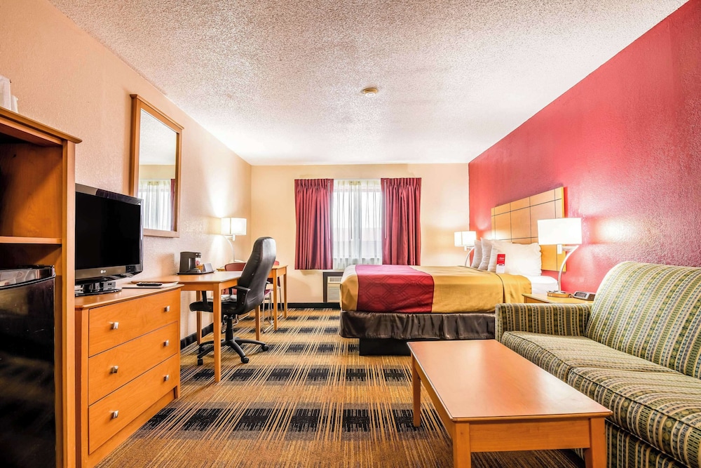 Standard Room, 1 Queen Bed, Non Smoking, Refrigerator & Microwave - Photo 2