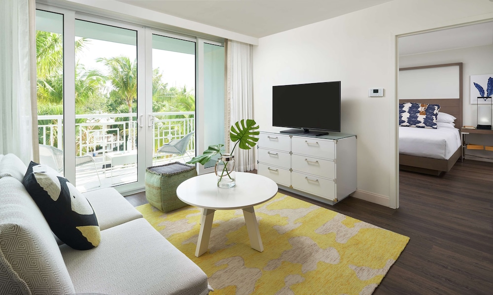 Deluxe Suite (baker's Cay)