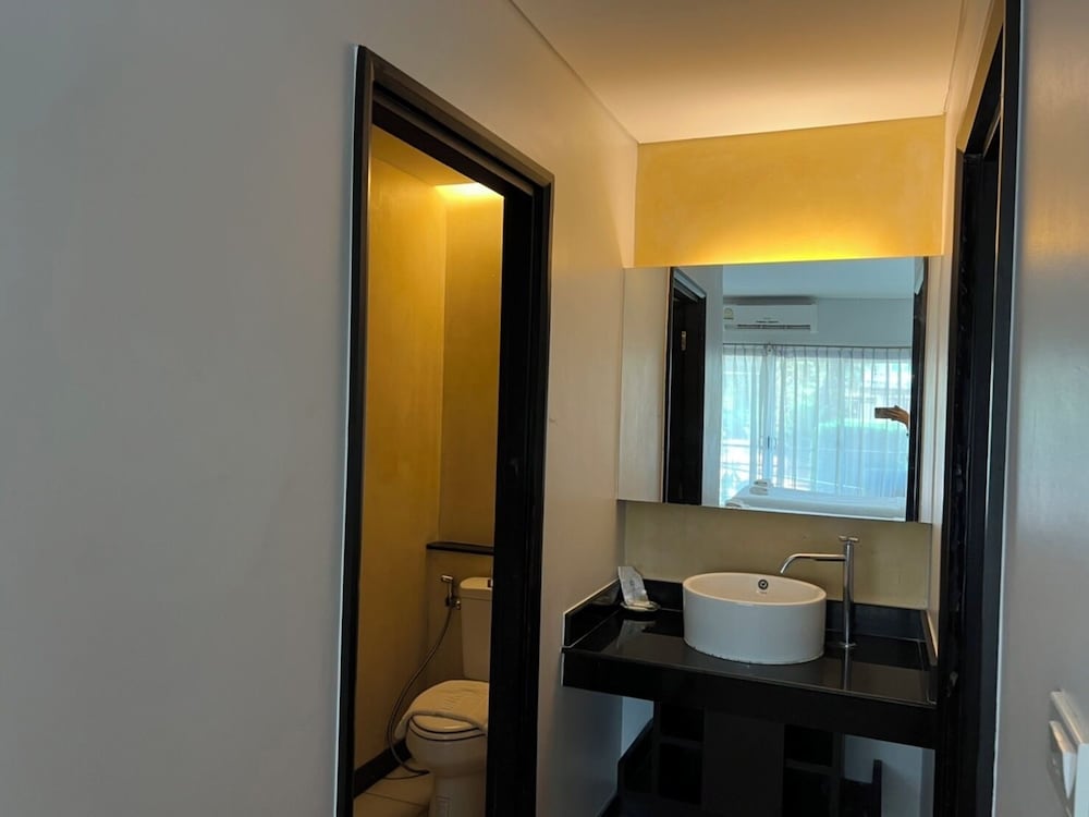 Deluxe Room, Pool Access photo 2