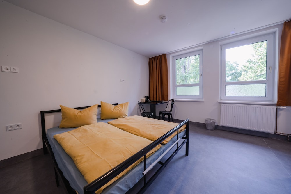 Basic Studio, 1 Queen Bed photo 3
