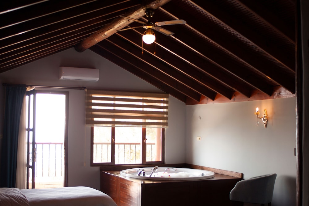 Comfort Room, 1 King Bed, Jetted Tub, Sea View