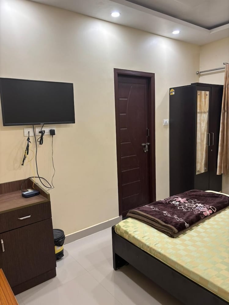 Deluxe Room - Photo 6