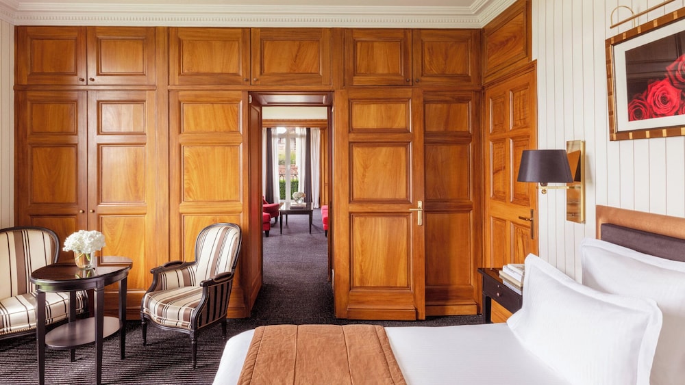 Suite, 1 King Bed, Garden View photo 1