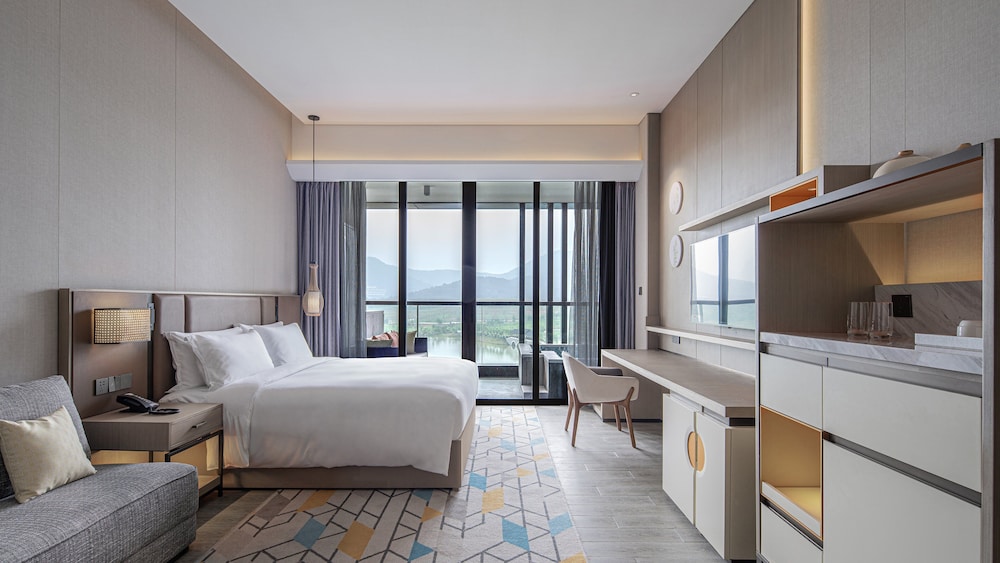 Standard Room, 1 King Bed, Lake View - Photo 6
