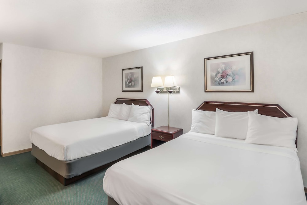 Room, 2 Queen Beds, Non Smoking - Photo 4