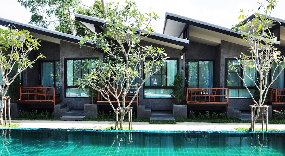 Deluxe Double Bed with Pool View photo 2