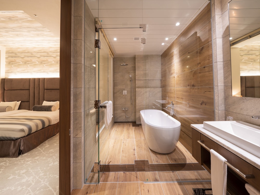 Royal Suite, Non Smoking (Housekeeping Once Every 3 Days) - Photo 6