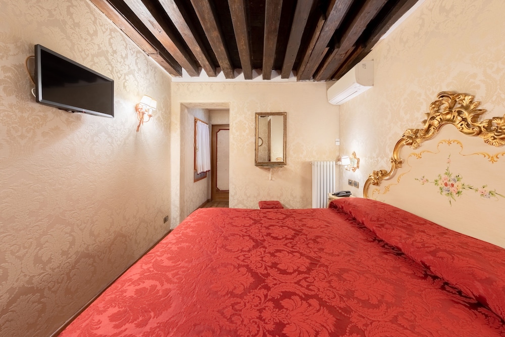 Classic Double or Twin Room photo 3