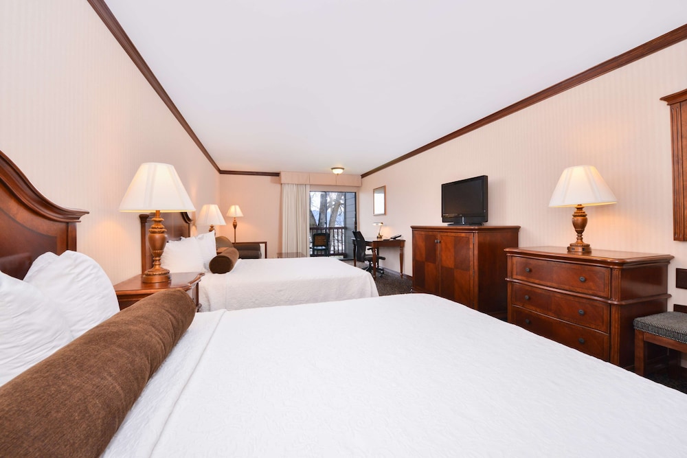 Standard Room, 2 Queen Beds, Balcony, Lake View (with Sofabed)