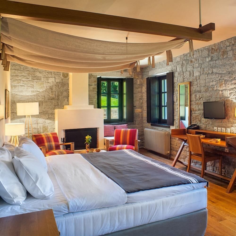 Honeymoon Suite (with Outdoor Jacuzzi)