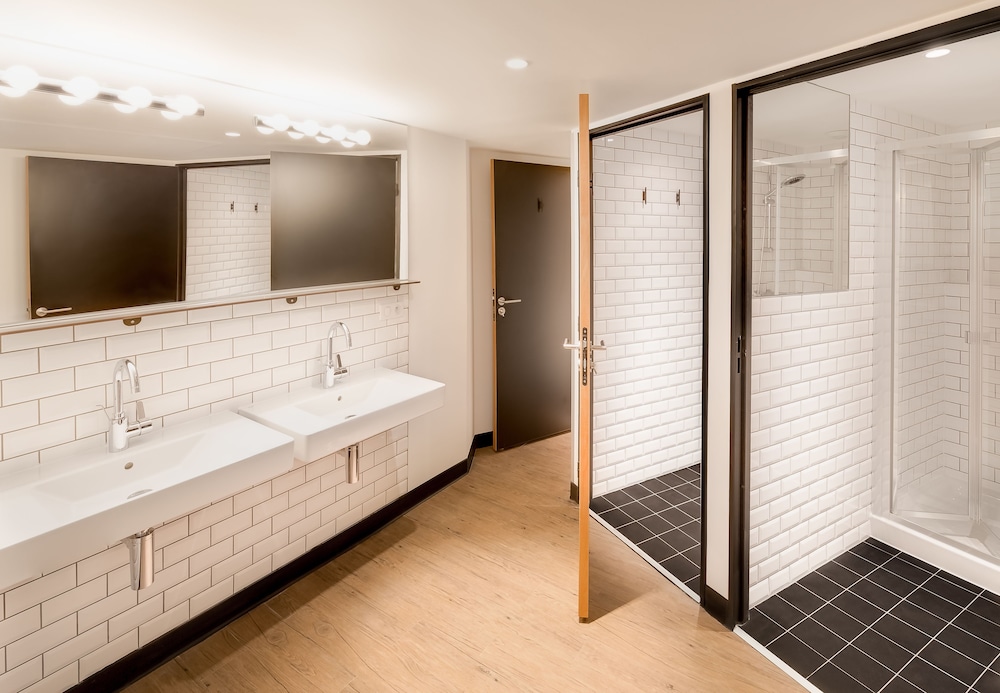 Room, 6 Beds, Private Bathroom photo 3