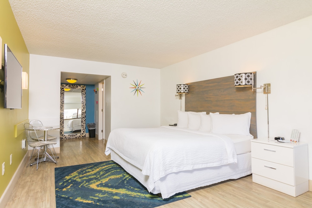Beach House Dewey King Bed Room photo 3