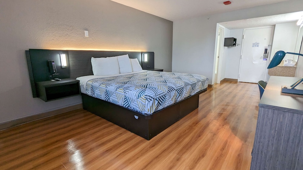 Premium Room, 1 King Bed, Non Smoking, Refrigerator