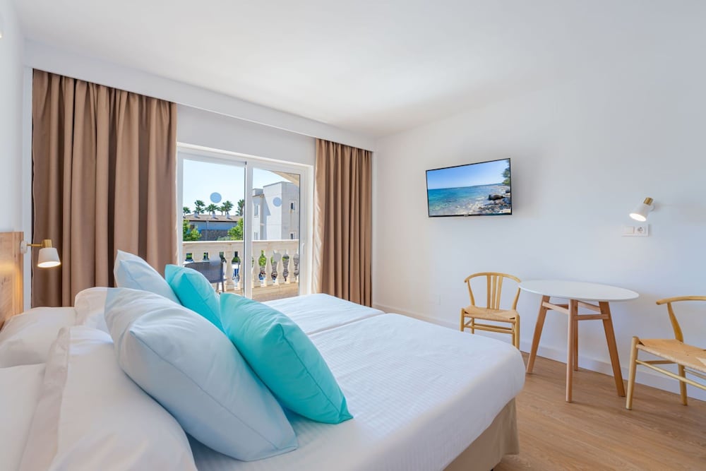 Junior Suite, Pool View - Photo 7