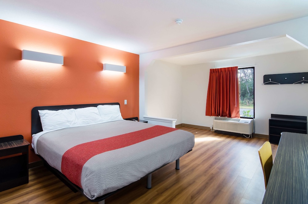 Deluxe Suite, 1 King Bed, Non Smoking, Hot Tub