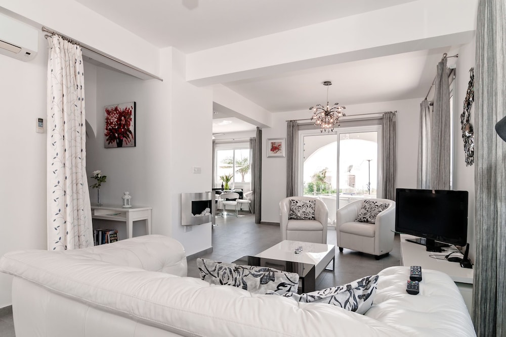 Villa photo 3