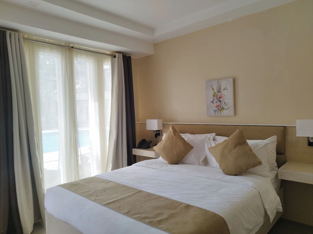 Deluxe Room, Pool View photo 2