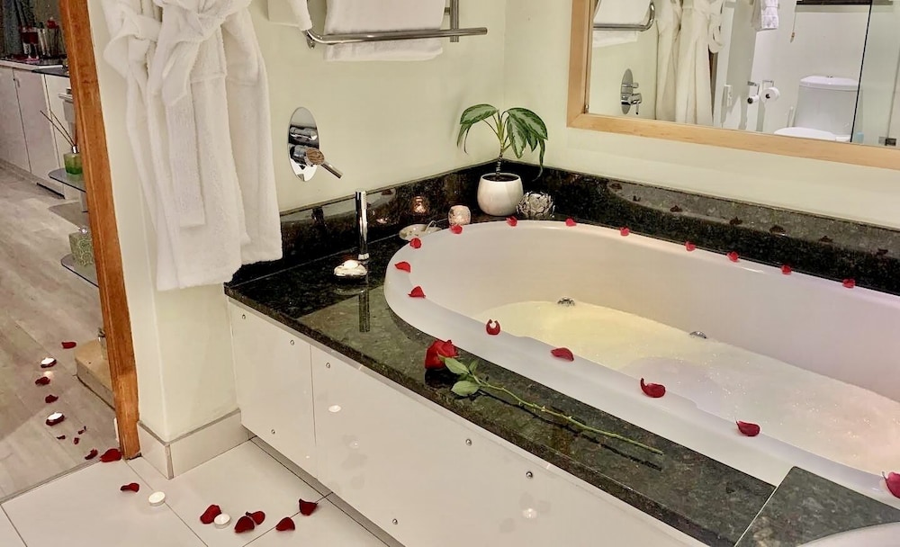 Luxury Suite, 1 King Bed with Sofa bed, Spa Bath, Ocean View, Beachside - Photo 17