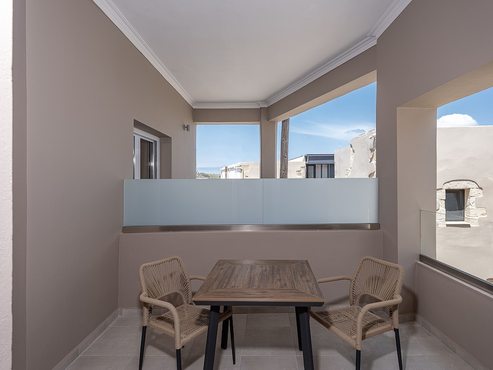 Family Suite with Balcony - Photo 8