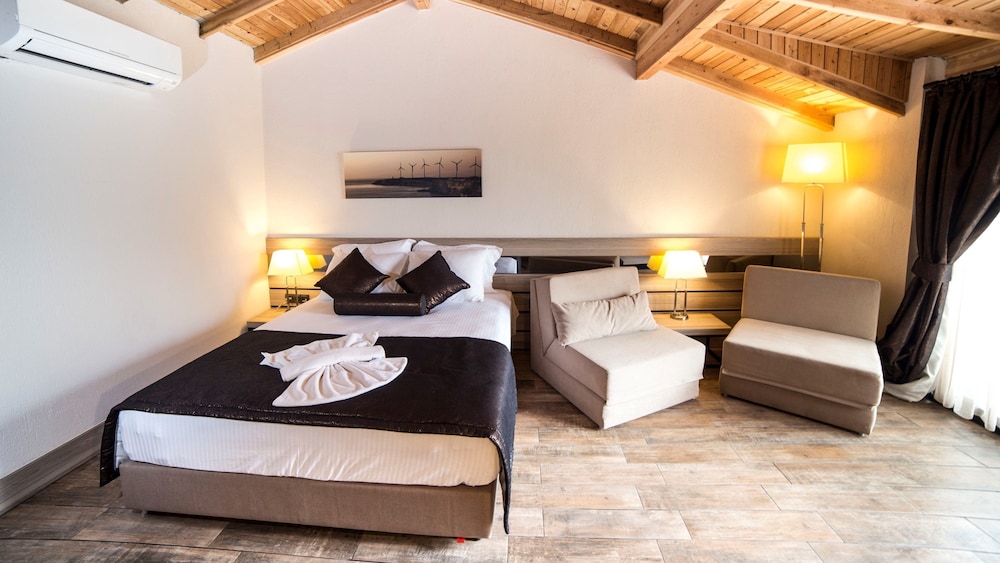 Deluxe Double Room, Garden View