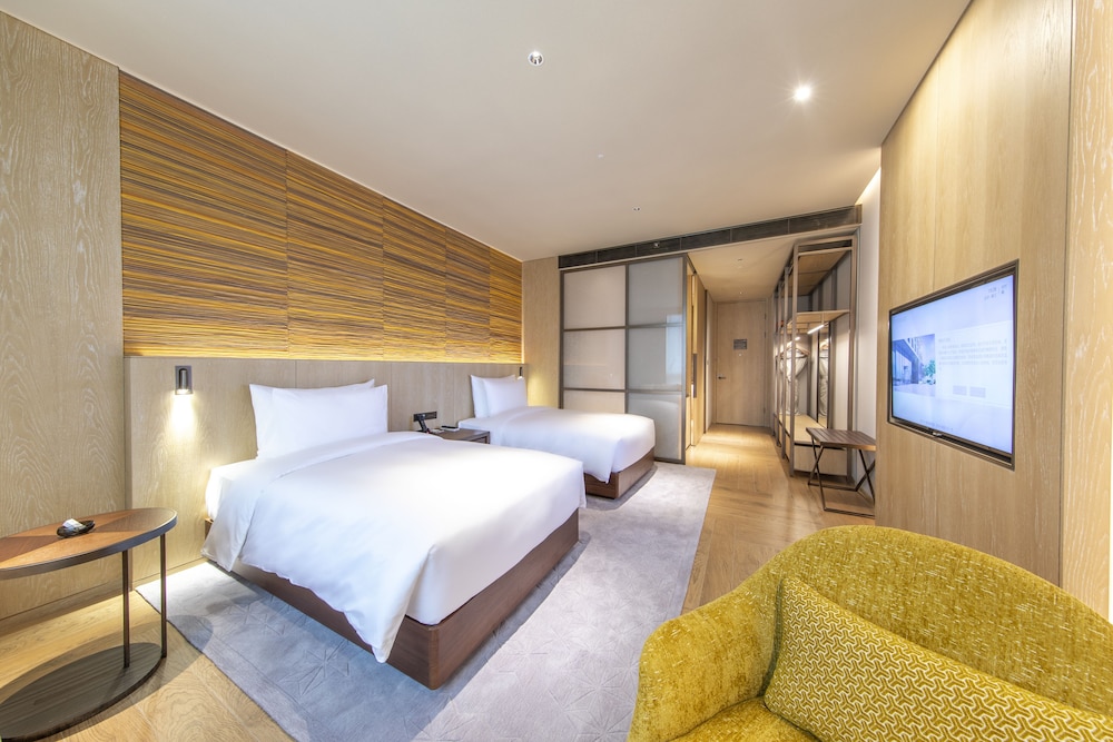 Elegant Twin Bed Room photo 3