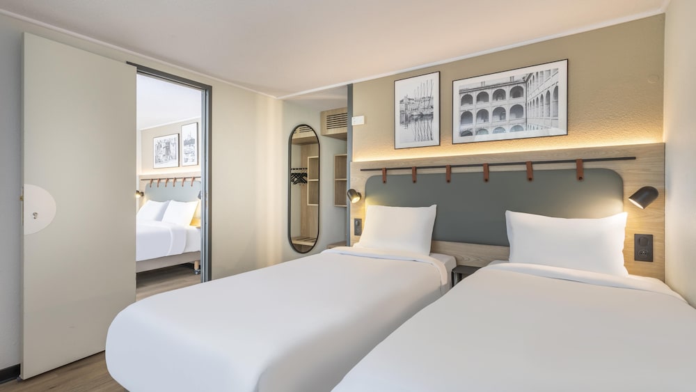 Standard Room, Multiple Beds, Connecting Rooms - Photo 4