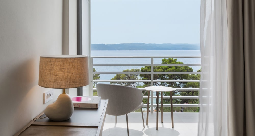 Standard Double Room, Balcony, Partial Sea View photo 3