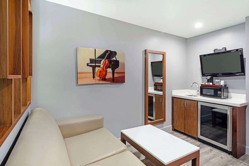 Basic Room, Multiple Beds, Non Smoking - Photo 6