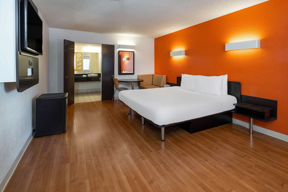 Deluxe Room, 1 Queen Bed, Accessible, Non Smoking - Photo 2