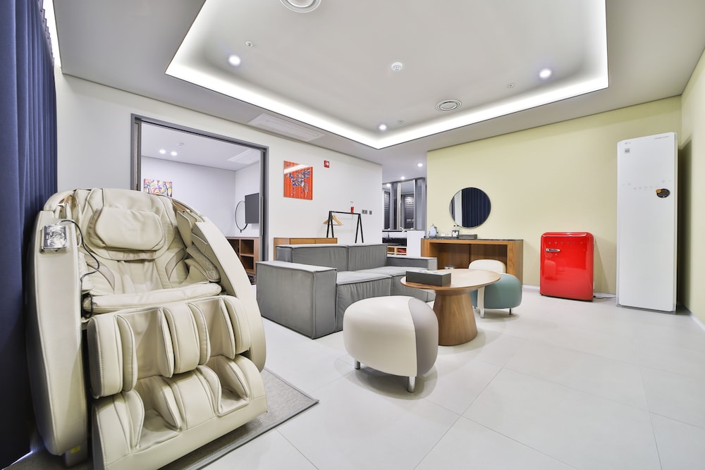 Suite Family Room - Photo 13