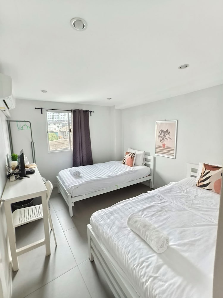 Double or Twin Room, Non Smoking, Corner photo 2