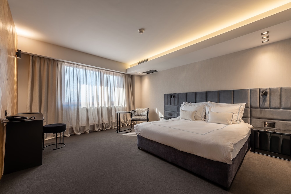 Deluxe King Room photo 1