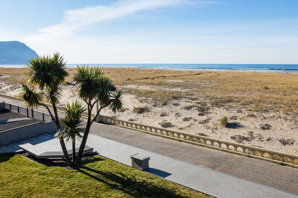 Oceanfront Queen - Photo 6