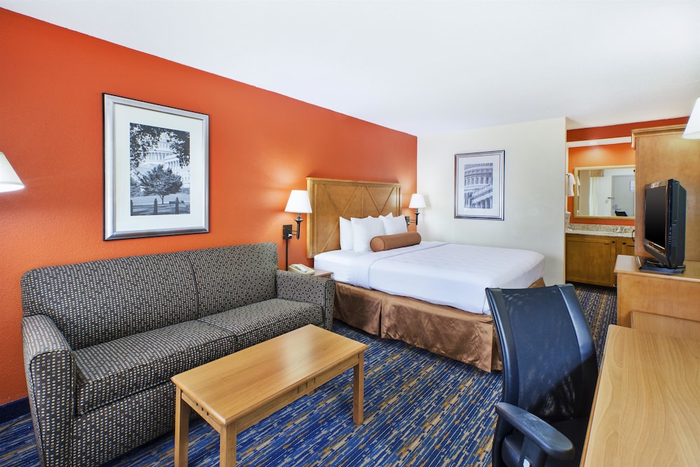 Standard Room, 1 King Bed, Non Smoking, Refrigerator & Microwave (1st Floor;with Single Sofabed) - Photo 2