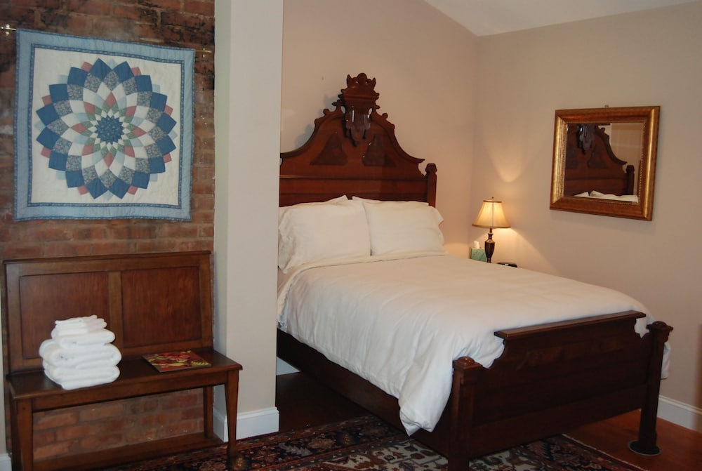 Jack & Jill Suite with Private Bath and Period Antiques photo 3