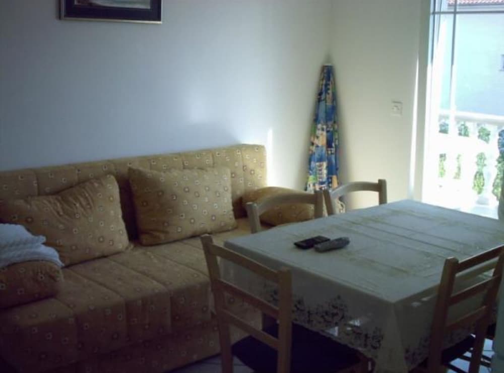 Apartment (One Bedroom Apartment (BIG - yard))