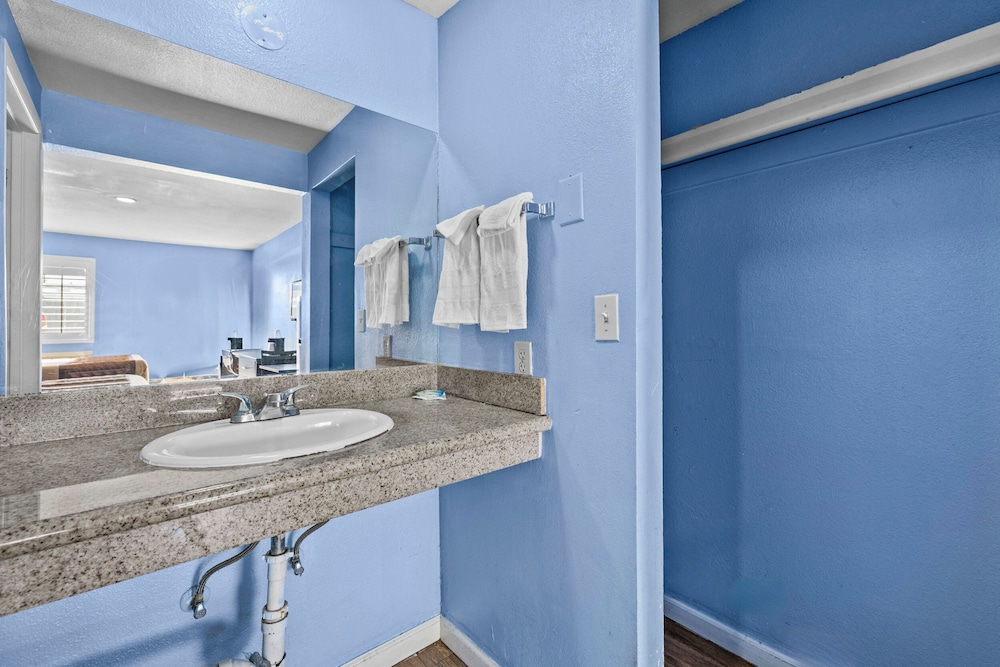 Superior Single Room, 2 Queen Beds, Non Smoking photo 3