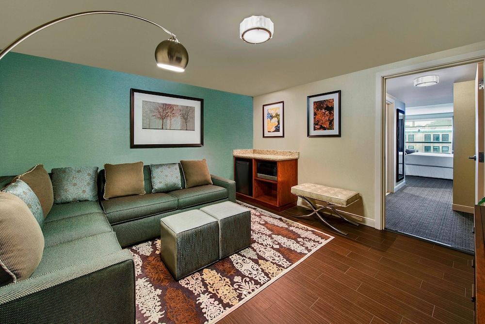 Premium Room, Multiple Beds - Photo 4