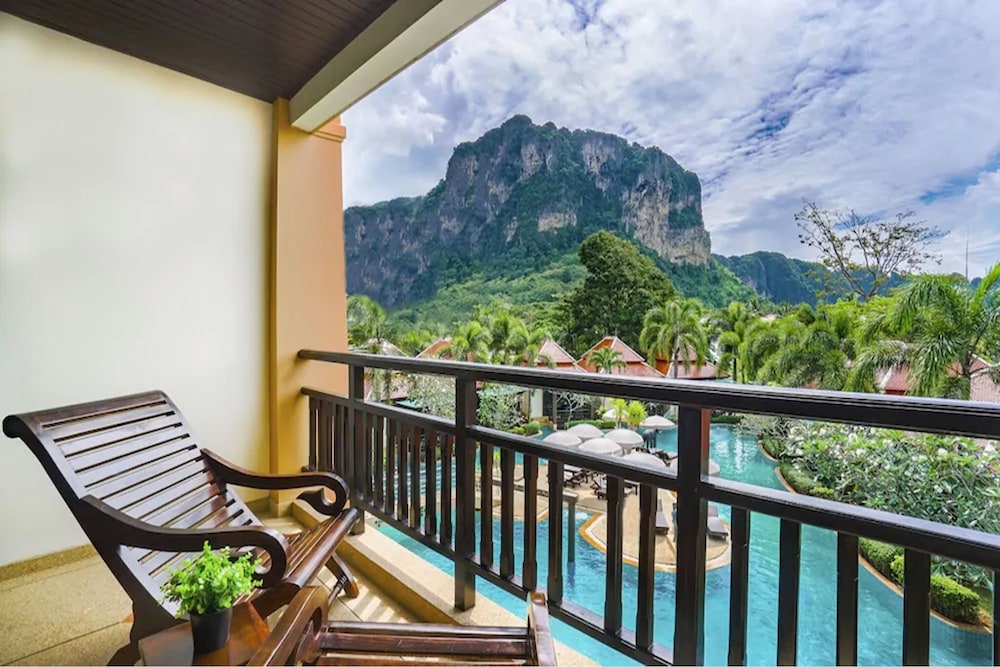 Deluxe Room, Pool View - Photo 3